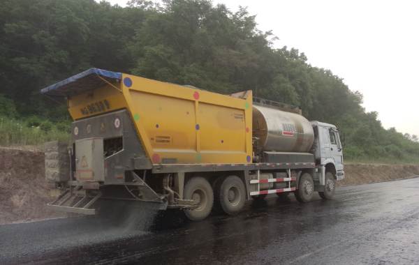 Highway maintenance technology--simultaneous gravel seal construction technology_2